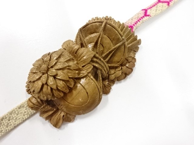 JAPANESE KIMONO / ANTIQUE BYAKUDAN OBIDOME (SASH CLIP)